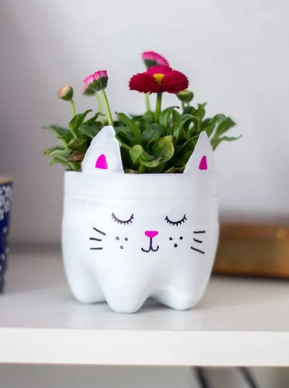 Maceta con plástico reciclado en forma de gato.