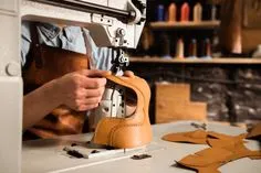 Artesano fabricando manualmente su producto.