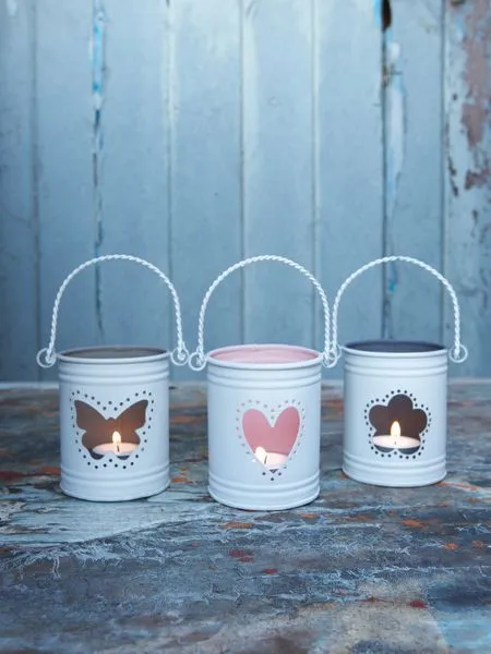 Portavelas con latas recicladas.