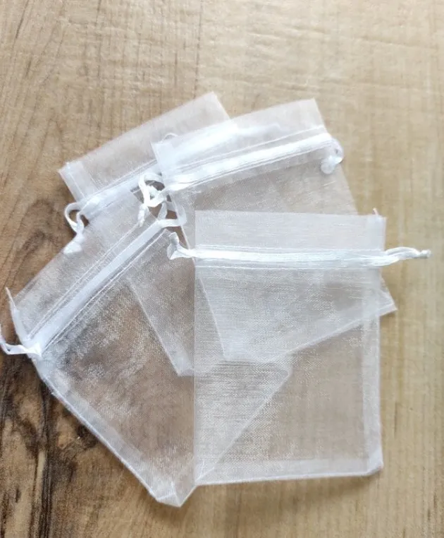Ejemplos de bolsitas de organza para guardar tu shampoo sólido.