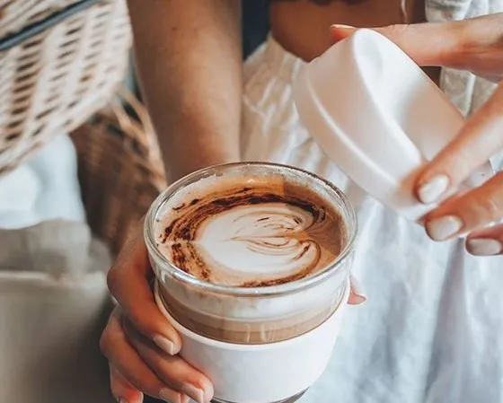 Utiliza tazas y vasos reutilizables.