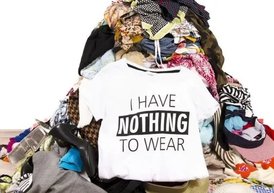 Pila de ropa que compramos innecesariamente.