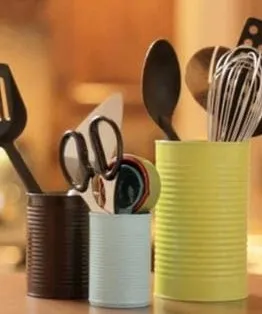 Ejemplo de portautensillo hecho con latas recicladas.
