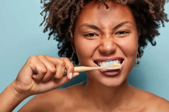 Cierra la canilla para lavarte los dientes.