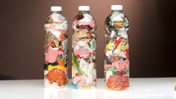 Ecoladrillo fabricados introduciendo plásticos en una botella pet