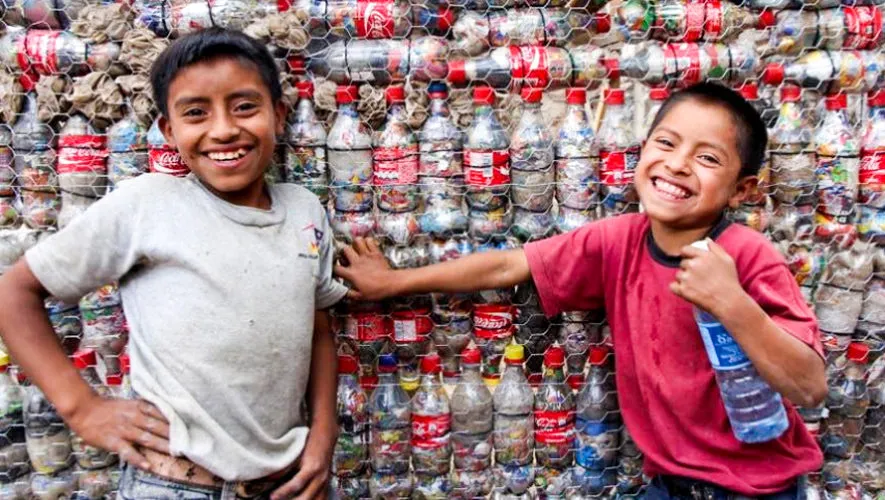 Niños junto a los ecoladrillos