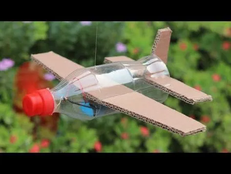 Avión fabricado con una botella de plástico y cartones.