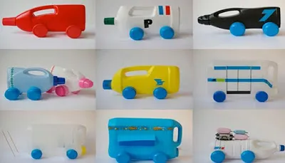 Autos de carrera fabricados con botellas de plástico.