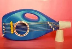 Guitarra hecha con una botella de plástico.