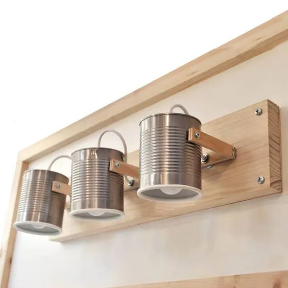 Lámpara de pared hecha con latas reutilizadas.