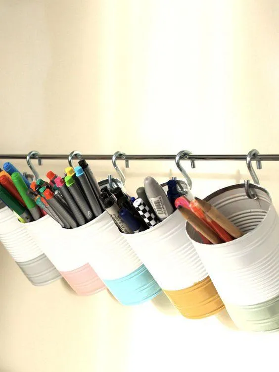 Latas reutilizadas con ganchos para colgar.