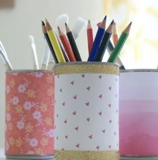 Lata reutilizada forrada de papel.