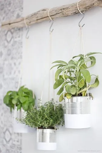 Latas recicladas para plantar tus aromáticas.