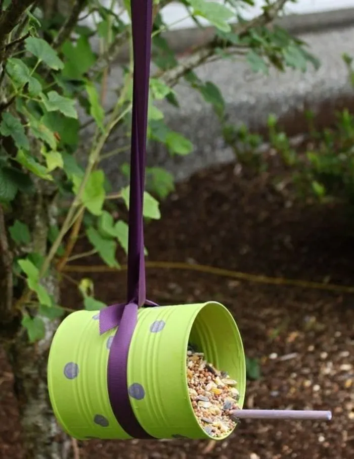 Comedero hecho con una lata reciclada.