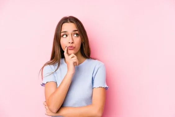 Mujer pensando si debe comprar un artículo o no