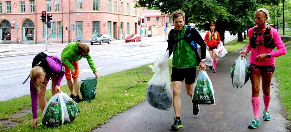 Personas pacticando Plogging, actividad que combina el ejercicio físico y el cuidado del medio ambiente