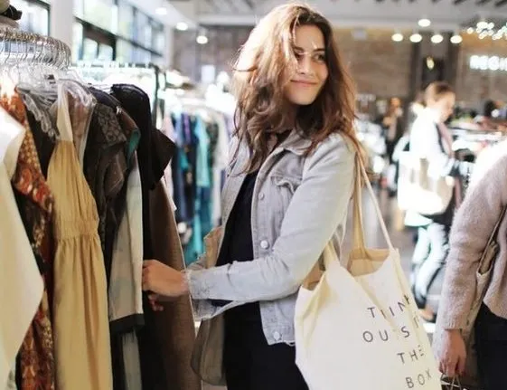 Mujer comprando ropa de segunda mano