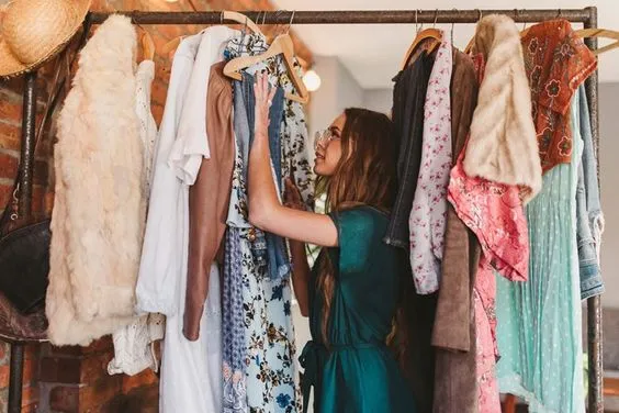 Mujer buscando prendas second hand