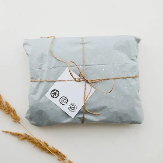 Prenda envuelta en packaging sustentable