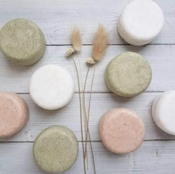 El shampoo en barra es una opción natural y libre de químicos.
