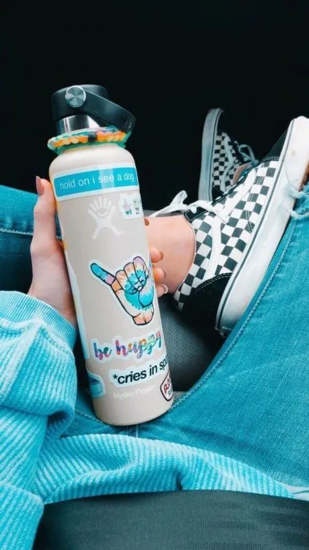 Carga tu agua en termos reutilizables para tenerla fresca todo el día.