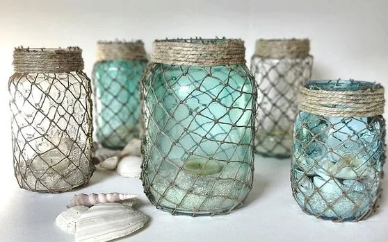 Diferentes frascos de vidrio reutilizados y decorados.
