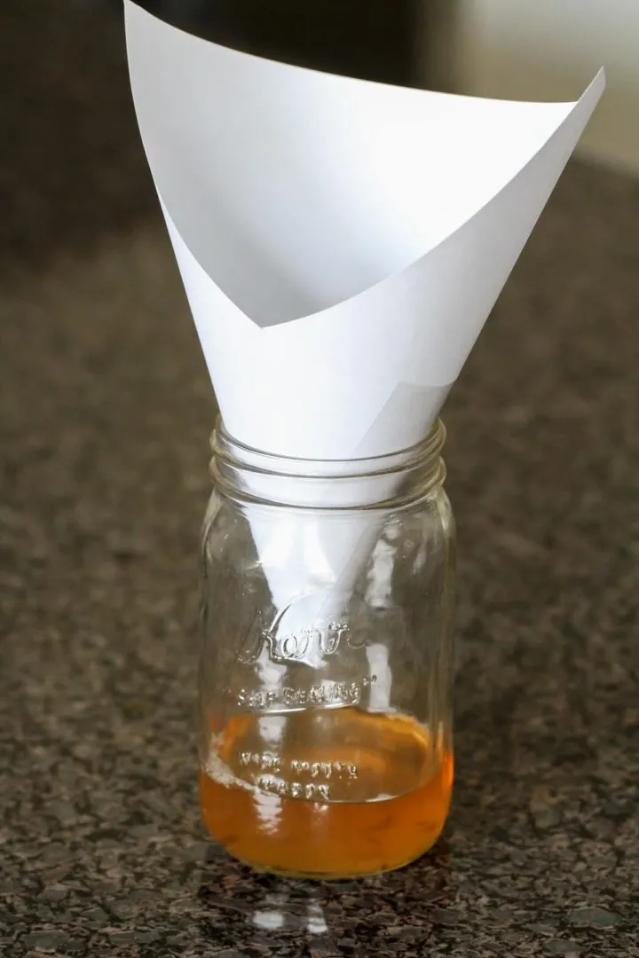 Fabrica tu trampa de vinagre para ahuyentar a las mosquitas.
