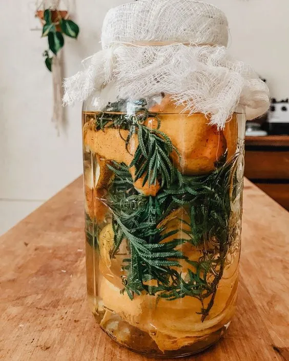 Haz tu limpiador ecológico con vinagre y cítricos.