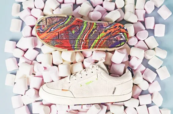 Suela de zapatillas hechas con goma de globos reciclada