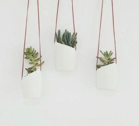 Macetas minimalistas realizadas con plástico reciclado.