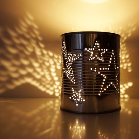 Si perforas la lata y les colocas luces, la conviertes en un hermoso objeto decorativo.