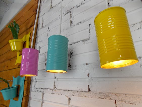 Lámpara de colores hecha con latas recicladas.