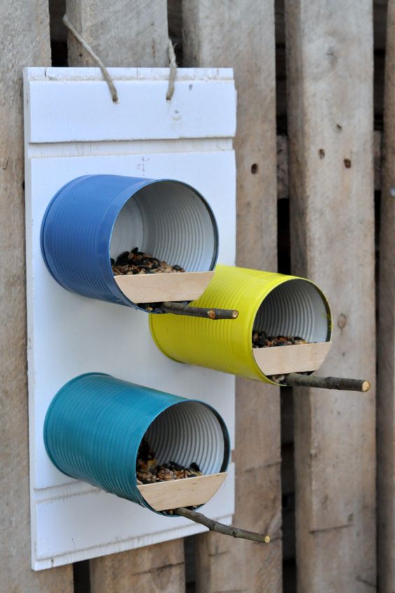 Comedero para pájaros hecho con una lata reciclada.