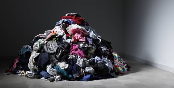 Montaña de ropa que se desecha sin reutilizar.