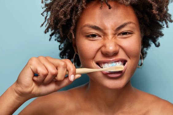 Cierra la canilla para lavarte los dientes y, si puedes, utiliza un cepillo compostable