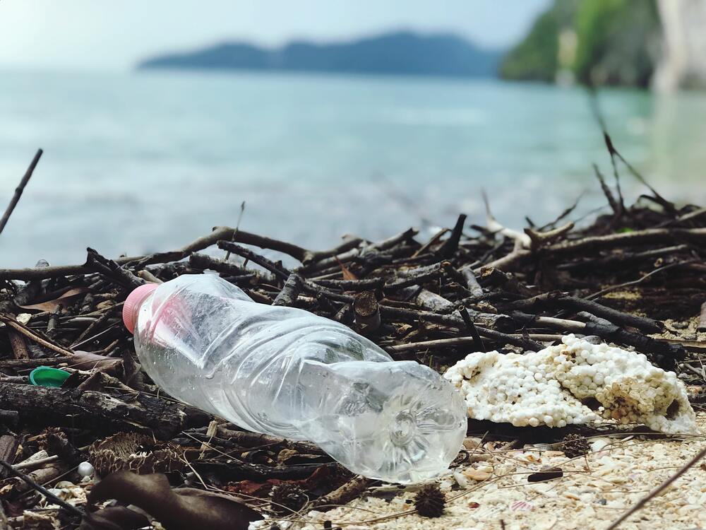 Botella de plástico tirada en el mar.