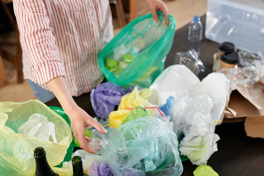 Desechos plásticos limpios y secos para introducir en la ecobotella.