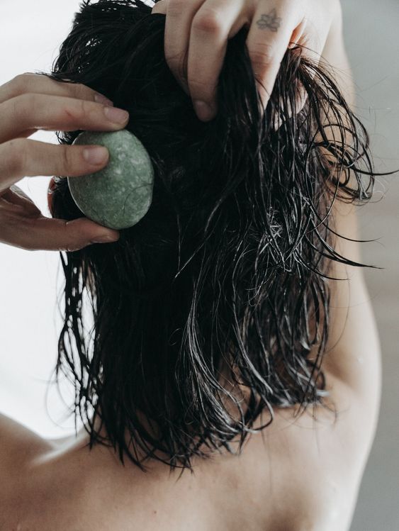 Lavado de cabello con shampoo sólido.